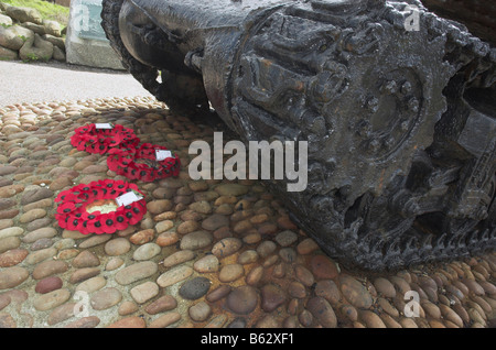 Kränze von roten Mohnblumen von den Spuren eines Panzers an Slapton in Devon Stockfoto