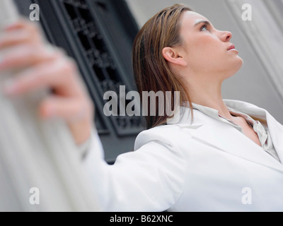 Nahaufnahme einer Mitte erwachsenen Frau ernst Stockfoto