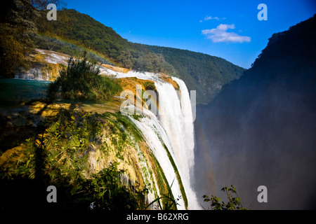 Wasser fließt durch Felsen, Arbeit Wasserfall, Aquismon, San Luis Potosí, San Luis Potosi State, Mexiko Stockfoto