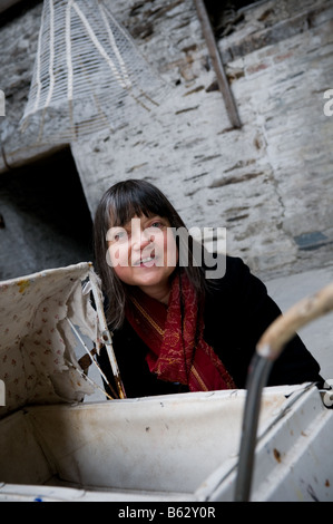 Siani Rhys James walisische Frau Künstler Maler und Installationskünstler mit einem ihrer Skulpturen, Museum of Modern Art, Wales UK Stockfoto