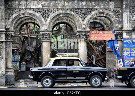 Ein Botschafter Taxi Parks auf einem Grundstück neben dem Taj Mahal Hotel in Mumbai, Indien saniert werden. Stockfoto