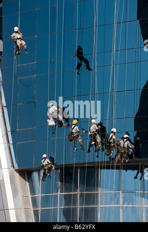 Fensterputzer auf außerhalb von Mövenpick Hotel Doha, Katar Stockfoto