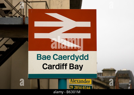 Schild an der Cardiff Bay steht in der Nähe von Zug Bahnhof Wales, Vereinigtes Königreich Stockfoto