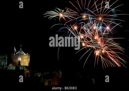 Feuerwerk in der Sele statt einen Park in Hexham mit Flutlicht Abtei und Gefängnis im Vordergrund, Northumberland, England Stockfoto