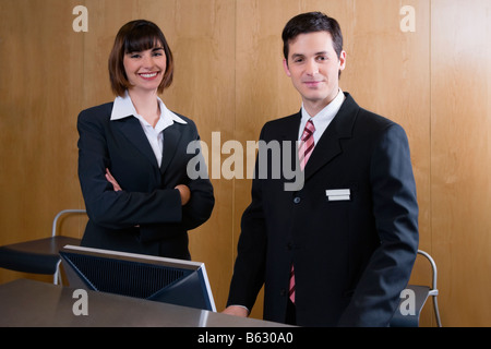 Porträt von zwei Angestellten an der Rezeption an der Hotelrezeption Stockfoto