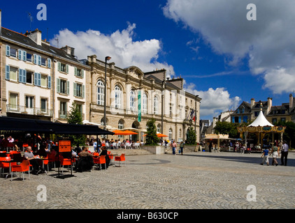 Die Stadtmitte in Quimper Bretagne Frankreich zeigt Straßencafé und das Rathaus und das Musée des Beaux-Arts Stockfoto