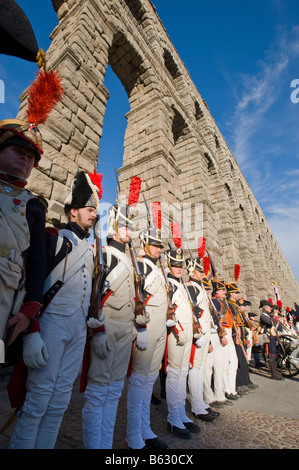 Männer gekleidet in alten militärischen Kostüme an den Roman Aqueduct in Segovia, Spanien. Stockfoto