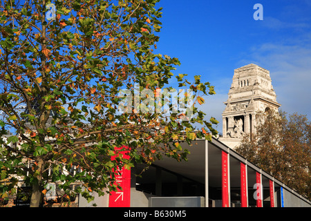 Turm Ticket Office und 10 Trinity Square Tower Hill-London England Stockfoto