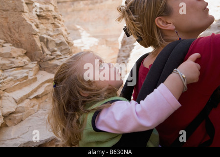 Nahaufnahme einer Mitte Erwachsene Frau mit ihrer Tochter in einem Tragetuch Stockfoto