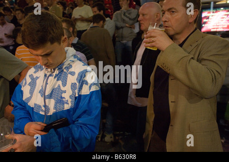 Journalist Mick Hume im Walthamstow Greyhound-Rennen-Stadion. Stockfoto