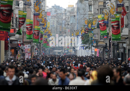 Shopper packen Istanbuls wichtigste Einkaufsstraße Istiklal Cadessi (Unabhängigkeit Straße), an einem belebten Samstag. Stockfoto