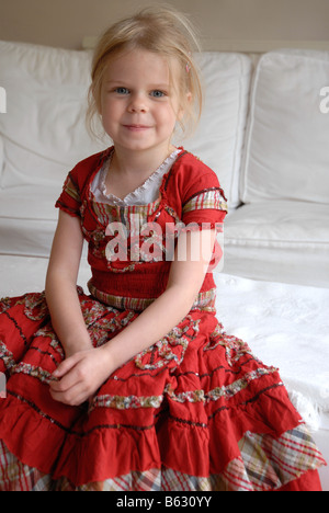 Porträt eines Mädchens in einem roten Kleid Stockfoto