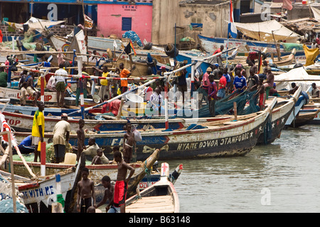 Traditionelles Fischen kommen in den Hafen von Elmina, Ghana nach einem Tag der Fischerei. Stockfoto