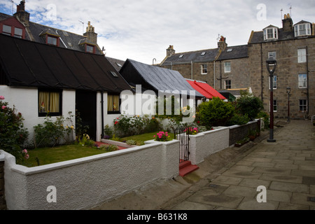 Häuser, Gärten, Schuppen in Footdee, St Fittick oder Fittie, Aberdeen, Schottland, UK. Fittie Plätze, ein Modell Gehäuse Beihilferegelung für Fischer, die im Jahre 1809 erbaut. Stockfoto