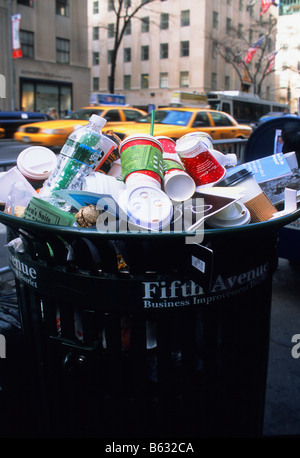 Voll Mülltonne auf der Straße. Überlaufener Mülleimer an der Fifth Avenue in New York City. Sammelstelle für Siedlungsabfälle. Sanitärabteilung USA Stockfoto