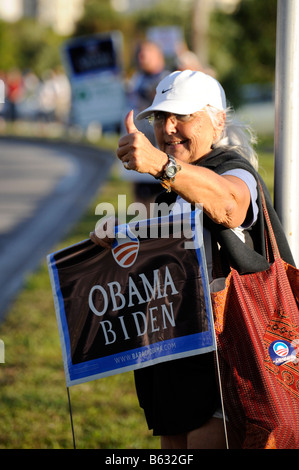 Weiblichen Senioren Unterstützer zeigt Anzeichen für Barack Obama für das Präsidentenamt an stark befahrenen Straße Stockfoto