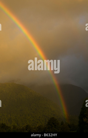 Regenbogen an Franz Josef, Fjordland, Südinsel, Neuseeland Stockfoto