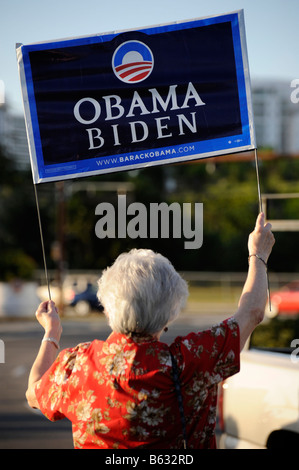 Weiblichen Senioren Unterstützer zeigt Anzeichen für Barack Obama für das Präsidentenamt an stark befahrenen Straße Stockfoto