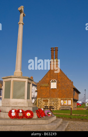 Mohnblumen links am Gedenkstein neben der Moot Hall in Aldeburgh, Suffolk, Uk Stockfoto
