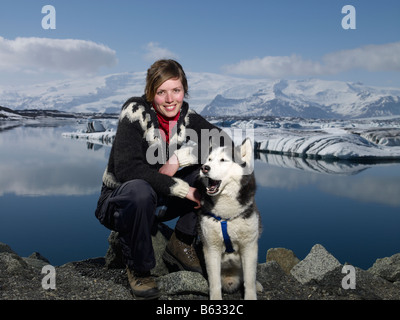 Isländische Mädchen mit Husky, Jökulsárlón Glacial Lagune, Breidamerkurjokull Gletscher, Ost-Island Stockfoto