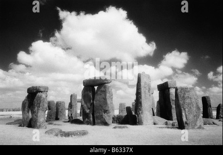 Neolithische Steinkreis Stonehenge, Infrarot-schwarz / weiß Stockfoto