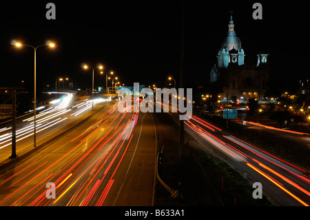 Nacht Ampel Streifen auf Highway 94 in Minneapolis Minnesota USA mit der Basilika der Heiligen Maria Kathedrale katholische Kirche Stockfoto