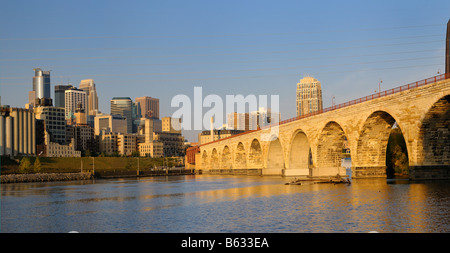 Panorama der Skyline von Downtown Minneapolis Hochhaus-Turm und der Stone Arch Bridge über den Mississippi River bei Sonnenaufgang Stockfoto