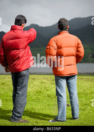 Rückansicht der beiden jungen Männer stehen Stockfoto