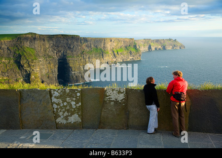 Touristen bewundern die Cliffs of Moher, County Clare, Irland. Stockfoto