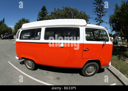 WEITWINKEL-SEITENANSICHT DES VW KOMBI CAMPER IN EINEM PARKPLATZ HORIZONTALE BDB11195 Stockfoto