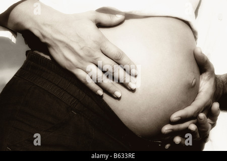 Nahaufnahme eines Mannes Hand berühren den Bauch einer schwangeren Frau Stockfoto