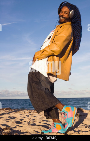 Mitte erwachsenen Mannes anhören von Musik und Tanz Stockfoto