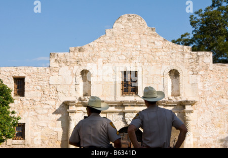 Missionen San Antonio, Texas Rangers bewachen The Alamo (AKA Mission San Antonio de Valero) State Historic Site Stockfoto