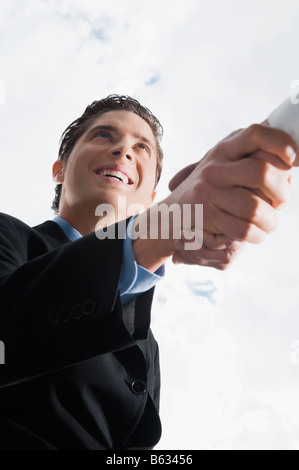Niedrigen Winkel Ansicht eines Geschäftsmannes schütteln von Hand mit einem anderen Unternehmer Stockfoto