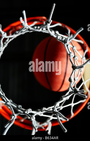 Nahaufnahme eines Basketballs in einem Reifen Stockfoto