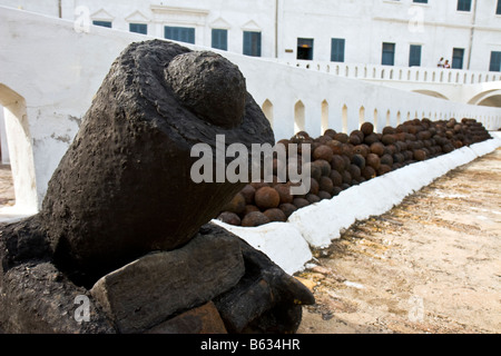 Eine Kanone und Kanonenkugeln säumen den Innenhof des Cape Coast Castle, ein ehemaliger Sklave Festung in Ghana. Stockfoto