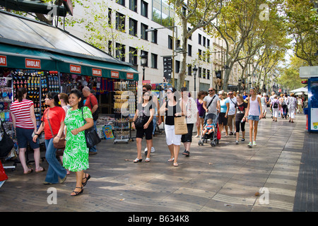 Touristen zu Fuß entlang der La Rambla, Barcelona, Spanien Stockfoto