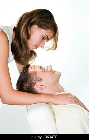 Junges Paar an jedem anderen Suchen Stockfoto