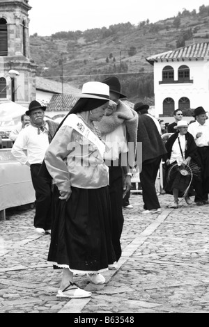 alte Dame, die eine typische kolumbianische Tanz bei einem Wettbewerb, Tibasosa, Boyacá, Kolumbien, Südamerika Stockfoto