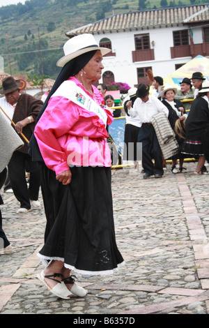 alte Dame, die eine typische kolumbianische Tanz bei einem Wettbewerb, Tibasosa, Boyacá, Kolumbien, Südamerika Stockfoto