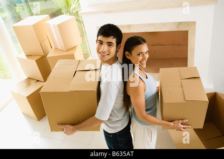 Erhöhte Ansicht eines jungen Paares tragen Kartons Stockfoto
