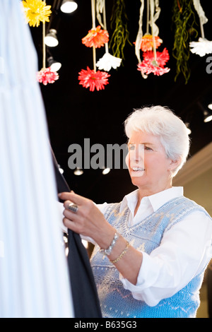 Seitenansicht einer älteren Frau stehend in einem Geschäft Stockfoto
