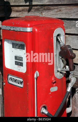 Eine antike Zapfsäule neben einem Kai Gebäude in Branson Missouri Stockfoto