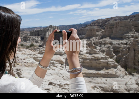 Seitenansicht einer Frau fotografieren mit einer digitalen Kamera Stockfoto