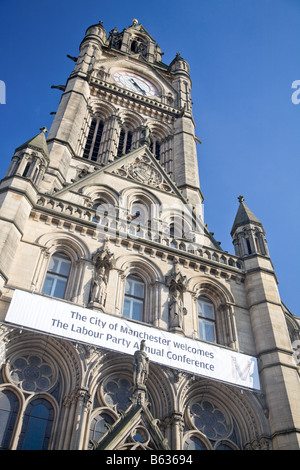 Rathaus von Manchester, England, mit New Labour willkommen Banner Stockfoto