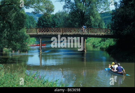Kanufahren auf dem Fluss Altmühl in Bayern Altmühltal Tal Stockfoto