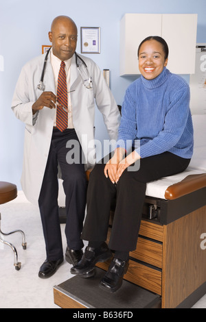 Patientin mit ihrem Arzt in den Prüfungsraum. Stockfoto