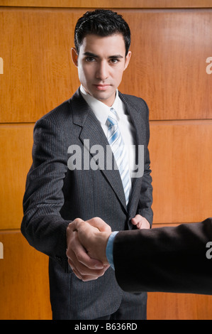 Porträt eines Geschäftsmannes schütteln von Hand mit einem anderen Unternehmer Stockfoto