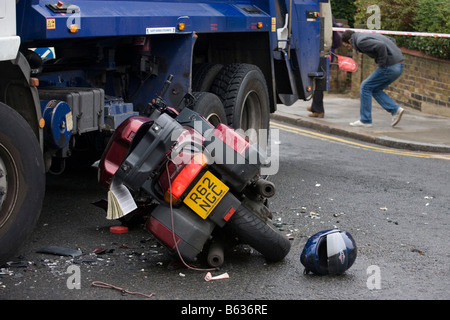 Passanten ausweichen Polizei Klebeband nach einer Kollision zwischen Rates recycling LKW und einem Motorrad am Scheideweg South London Stockfoto