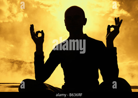 Yoga zu praktizieren, Mann, Angel Terrace, Mammoth Hot Springs, Yellowstone-Nationalpark, Wyoming, USA Stockfoto